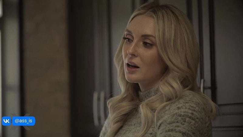 Je n'ai besoin de personne blonde séduit un voisin / une pute MILF suce une pipe / baise sans préservatif footjob [charlotte sins 2021]