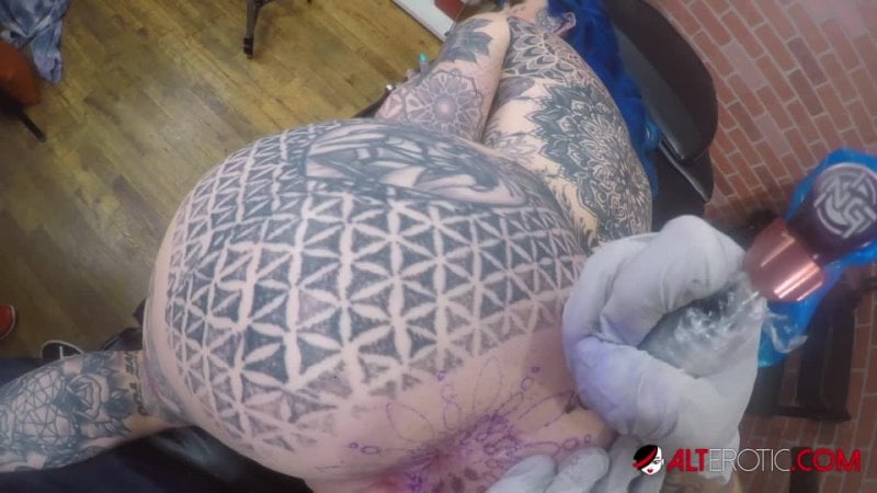 Amber luke gets a asshole tattoo and a good fucking