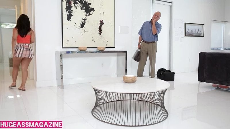 La belle-mère en colère Rose Monroe baise son beau-fils après avoir enfermé son mari dans les toilettes