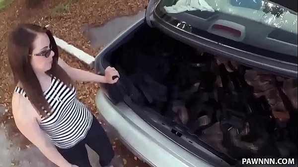 Una teenager amatoriale mostra il video