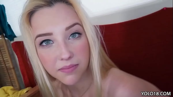 Blonde Teenagerin Samantha Rone