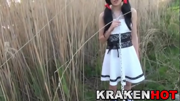 Krakenhot - Sumisión de una adolescente morena encadenada al aire libre
