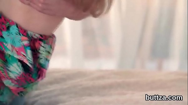 Una piccola e affascinante ragazza si fa sfondare la stretta vagina e il piccolo ano