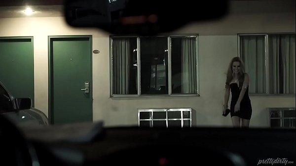 Teenie-Nutte Lilly Ford fickt den Beamten