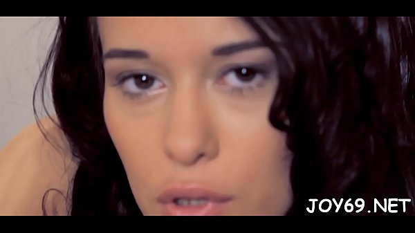 Volljähriger Teenager öffnet die Beine für ein Solospiel