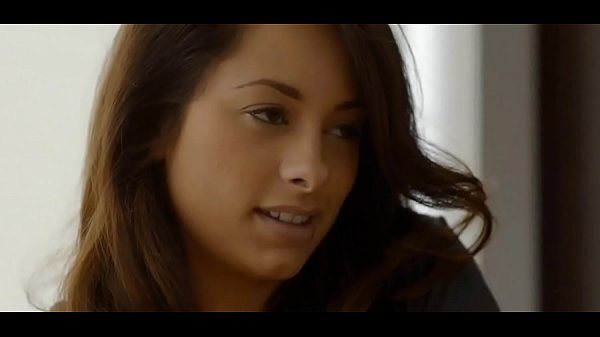 独奏美女将她的假阴茎投入工作