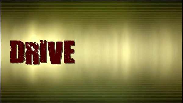 Figa attraverso il finestrino di una macchina, giovane e carina ragazza bionda in un'orgia di gang bang pubblica