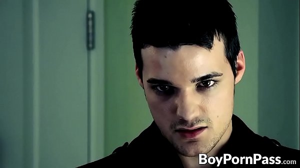 B. il vampiro succhiatore si diletta con il cazzo e il culo stretto dei ragazzi