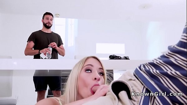 Blonder Betrüger bricht riesigen Schwanz