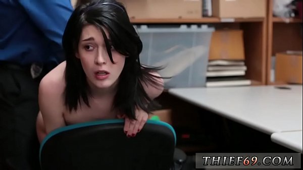 Il poliziotto ha solleticato e il falso agente di polizia dell'hotel dopo aver controllato i sospetti