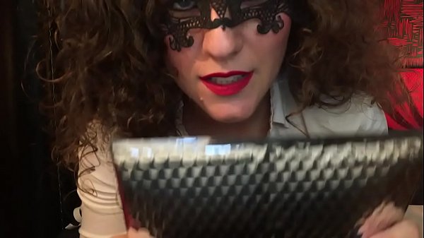 Vuoi avere le mie mutandine? Te li mando, troia. La padrona calda moglie Venere.