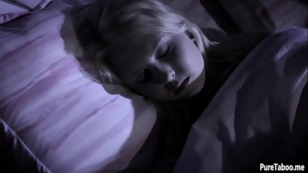 Zierliche Teenager werden vom harten Schwanz eines verrückten Stiefbruders gefickt