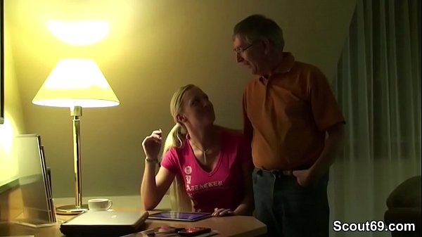 Opa fickt 18-jährige Stiefenkelin nach Familienfeier