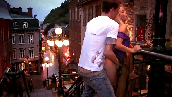 让我们在外面做爱吧 - 丰满身材的黑发美女在室外泳池里与邻居做爱