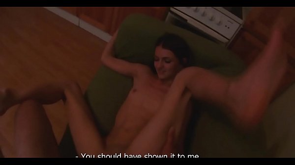 Adolescente senza colpa scopa con una webcam spia