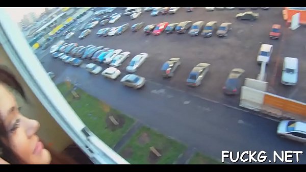 Jolie fille gangbangée sur une caméra cachée