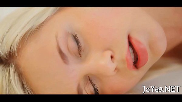 Elegante adolescente mayor de edad en una obra softcore