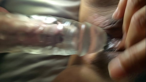 baiser la femme avec une manche de pénis vraiment ample