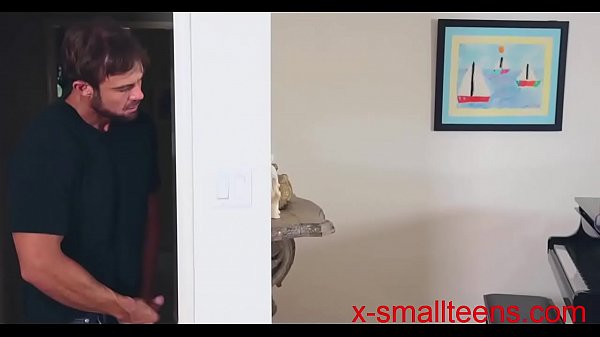 Empregada magrinha sexy e fofa paga em topless, boquete