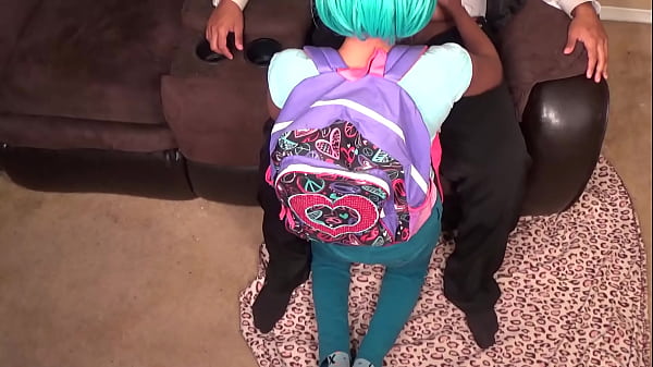 Recibiendo una mamada POV arrodillada, corrida y sexo de mi hijastra después de reprobar la clase, la linda estudiante tetona Sheisnovember dándole una felación a su padrastro después de que él la pilló saltando, luego montando duro su gran polla vaquera, sexo tabú por Msnovember