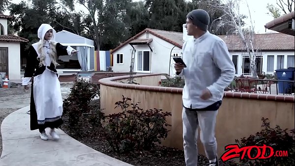 अमीश के प्रलोभन के बाद शरारती एम्मा हिक्स ने चाटा और सवारी की