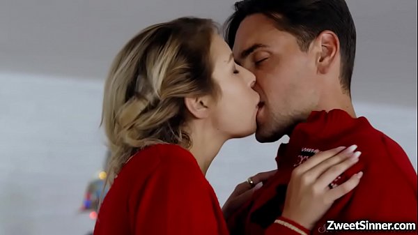 A namorada adolescente sacanagem Carmen Caliente seduz o namorado Ryan Driller e fode com ele enquanto o namorado está fora da cidade.