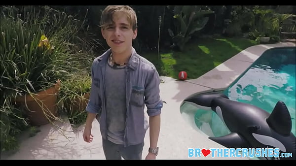 Hermanastro twink enseñando trío con dos hermanastros deportistas mayores junto a la piscina