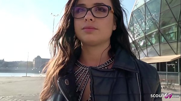 GERMAN SCOUT - Une ado avec un appareil dentaire baisée analement lors d'un casting