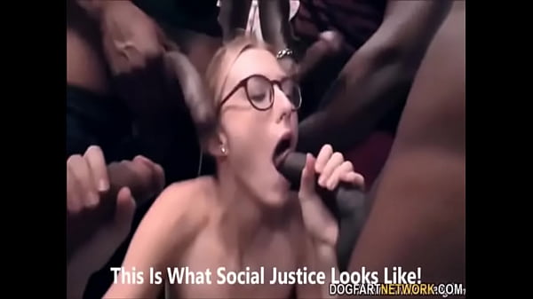 समूह में काले द्वारा सफेद गुलाम का अपमान