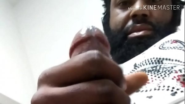 我一边说脏话，一边自慰，视频是我女朋友最好的朋友发现后发给我的，她发现我偷了她的内裤在她床上自慰后发给我的