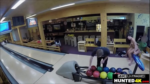 Adolescente reacio se folla a un extraño por dinero en efectivo mientras su novio mira