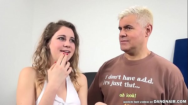 SWEET NINETEEN L'assistente d'ufficio Kinsley Eden cambia carriera nel porno