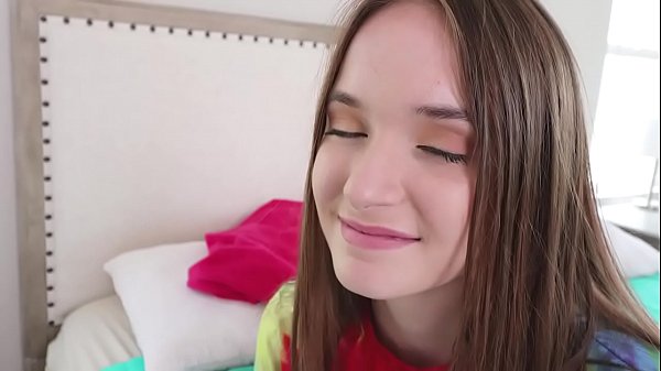 Morena fofa Stepsis (Hazel Moore) masturba seu pau grande Stepbro