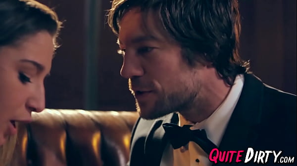 Vixen profite d'une levrette dure après avoir sucé une bite