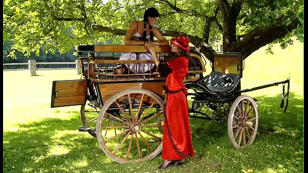 Des chaudasses chaudes et belles s'exposent et se caressent tendrement