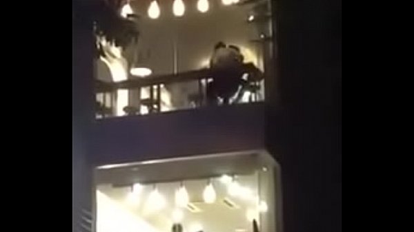 M&acirc_y mưa ngay tại qu&aacute_n tr&agrave_ sữa ở H&agrave_ Nội