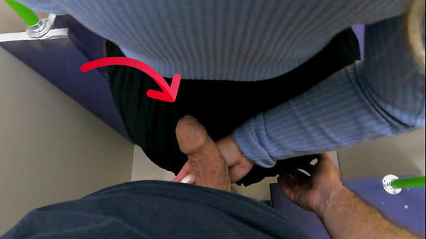 Verheiratete MILF packt meinen Schwanz in der Öffentlichkeit | Handjob und Cumshot im Zug