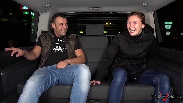 Cô bé xinh đẹp đang bú cặc trong xe tải