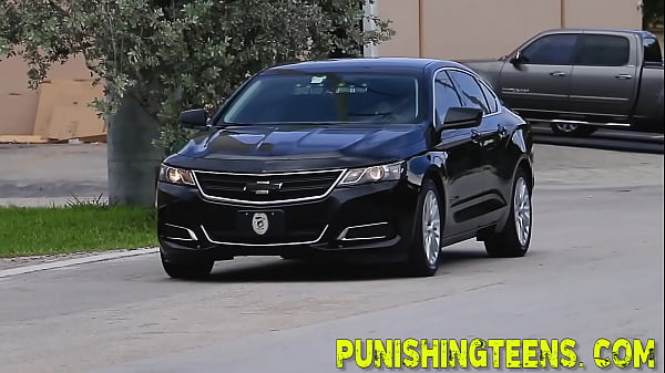 Une ado se fait baiser de façon extrême alors qu'elle est attachée et bâillonnée en HD