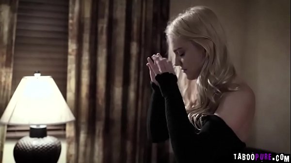 Kenna James thổi con cặc khổng lồ và khỏe mạnh của Peepers gửi thư đen sâu xuống cổ họng cô ấy!