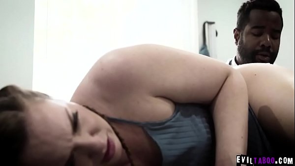 OMG! Die sexy Teenie-Patientin Maddy O Reilly wird nach einer rektalen Untersuchung von einem riesigen schwarzen Schwanz gefickt.