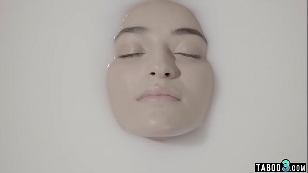 Roboter-Teenie-Babe wird in einem zukünftigen Liebeshotel anal gefickt