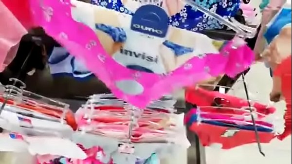 Sono qui per mostrarti come mi piace comprare le mutandine e riempirle squirtando