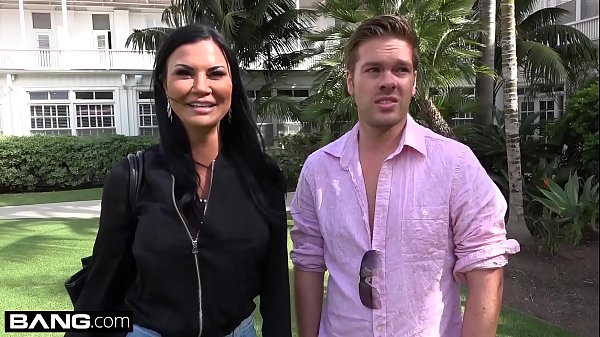 Jasmine Jae es una MILF caliente con grandes tetas y un clítoris perforado. ¡El trío va a la playa donde Jasmine expone su coño para que el público lo vea!