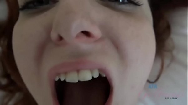 Dos adolescentes amateurs comparten polla y creampie (Halle Von y Emma Evins) en POV