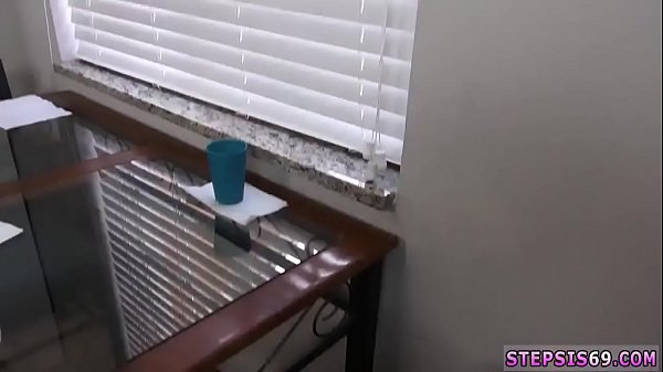 Teen mit falschen Brüsten und Amateur-Wohnheim-Gangbang lutscht Stepbros-Banane