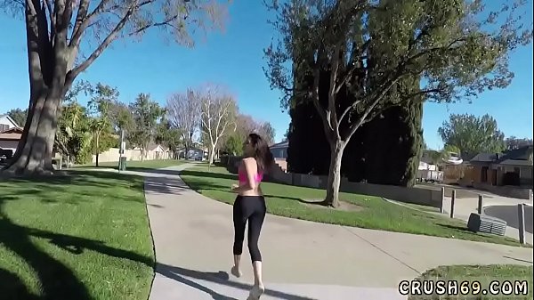 bước Mẹ và con gái đồng minh băng bịt miệng Đồng chí Đói tiền bước đi