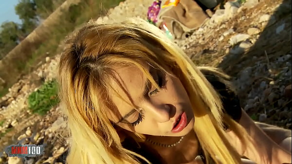 Pompa in pubblico mentre si fa pipì e scopata all'aperto con Dulce Chiki