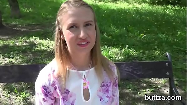 Une belle petite mignonne se fait pénétrer son pot de miel juteux et son trou du cul serré