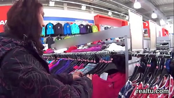 Impresionante adolescente checa es objeto de burlas en el centro comercial y golpeada en POV